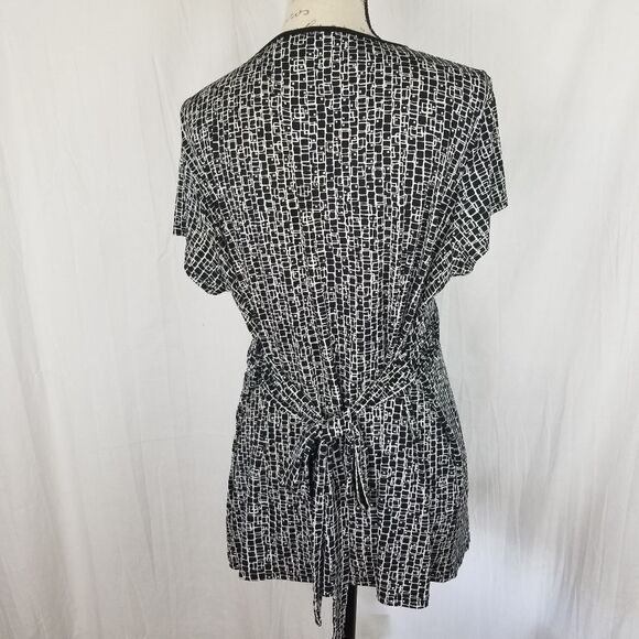 Motherhood Maternity Black and White Geometric‎ Print Tie-back V-Nest Blouse - Picture 8 of 8